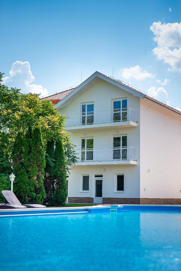 Aranyszarvas Panzio, Etterem Es Grillterasz Apartment Exterior photo