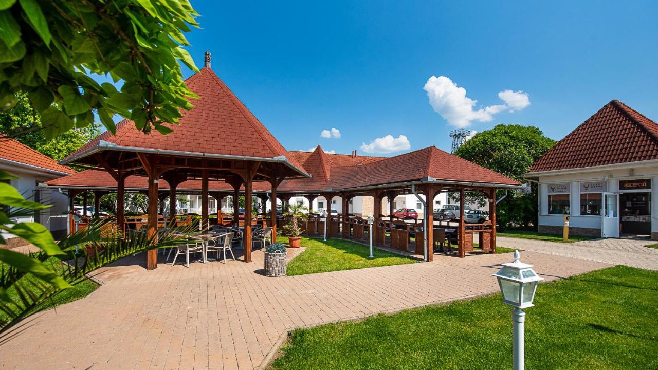 Aranyszarvas Panzio, Etterem Es Grillterasz Apartment Exterior photo