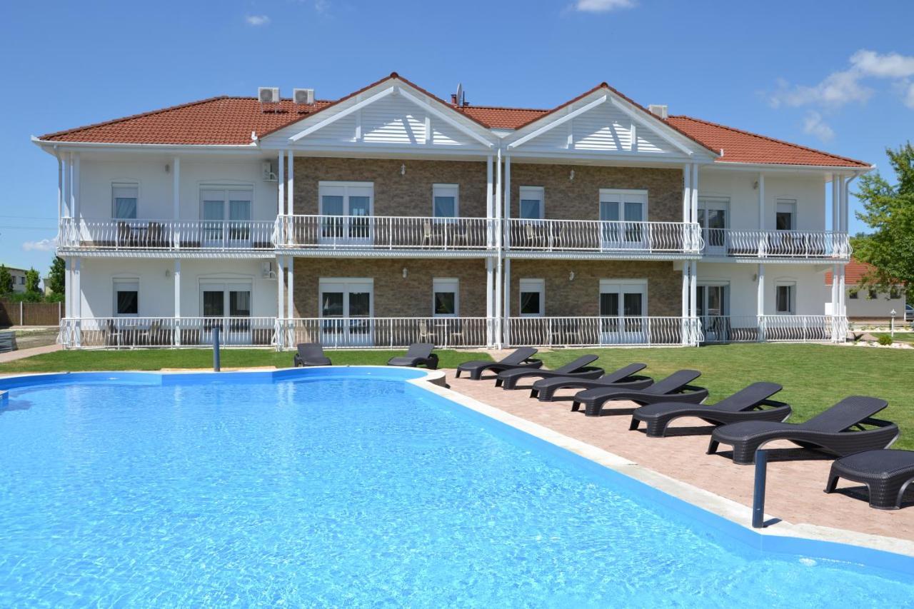 Aranyszarvas Panzio, Etterem Es Grillterasz Apartment Exterior photo