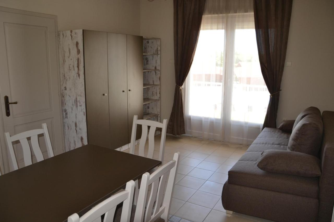 Aranyszarvas Panzio, Etterem Es Grillterasz Apartment Exterior photo